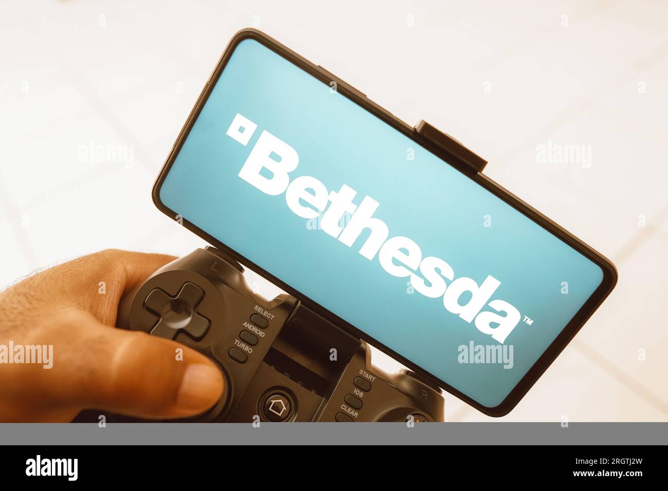 Brésil. 11 août 2023. Sur cette photo, une personne joue sur un joystick et le logo Bethesda Softworks s'affiche sur l'écran d'un smartphone. (Image de crédit : © Rafael Henrique/SOPA Images via ZUMA Press Wire) USAGE ÉDITORIAL SEULEMENT! Non destiné à UN USAGE commercial ! Crédit : ZUMA Press, Inc./Alamy Live News Banque D'Images Brésil. 11 août 2023. Sur cette photo, une personne joue sur un joystick et le logo Bethesda Softworks s'affiche sur l'écran d'un smartphone. (Image de crédit : © Rafael Henrique/SOPA Images via ZUMA Press Wire) USAGE ÉDITORIAL SEULEMENT! Non destiné à UN USAGE commercial ! Crédit : ZUMA Press, Inc./Alamy Live News Banque D'Images