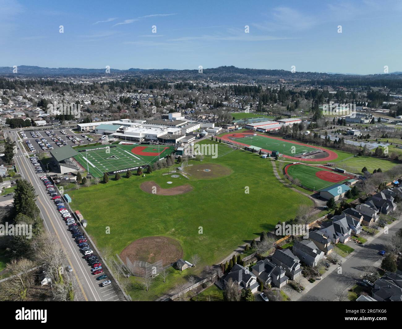 Tigard (Oregon) High School et ses terrains d'athlétisme adjacents - photographies aériennes. Banque D'Images
