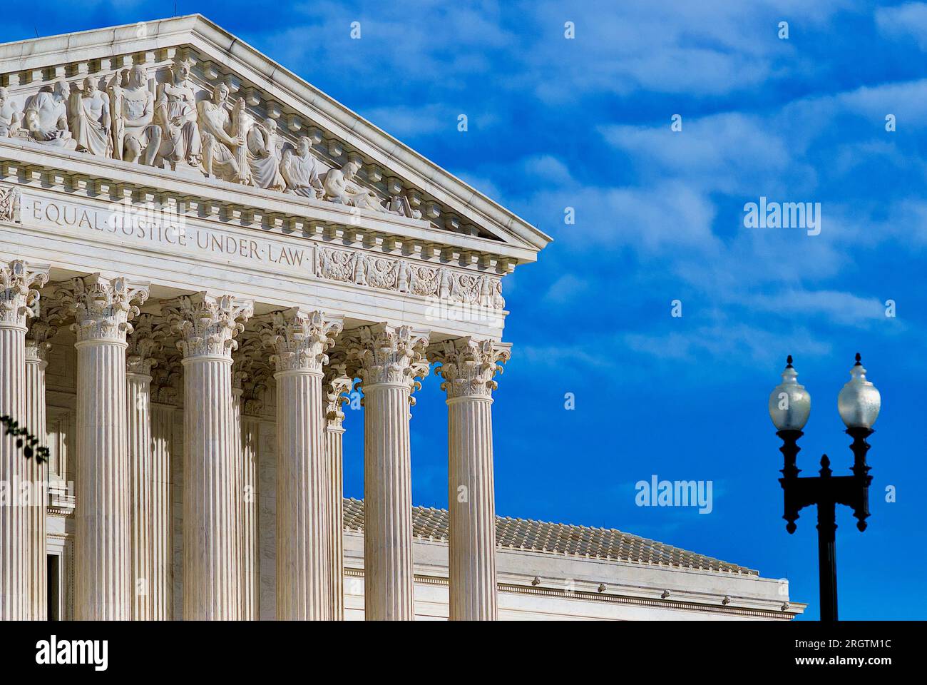 Washington, D.C., États-Unis - 3 novembre 2020 : le soleil du soir baigne le front de la Cour suprême des États-Unis (SCOTUS) par une journée d'automne croustillante. Banque D'Images