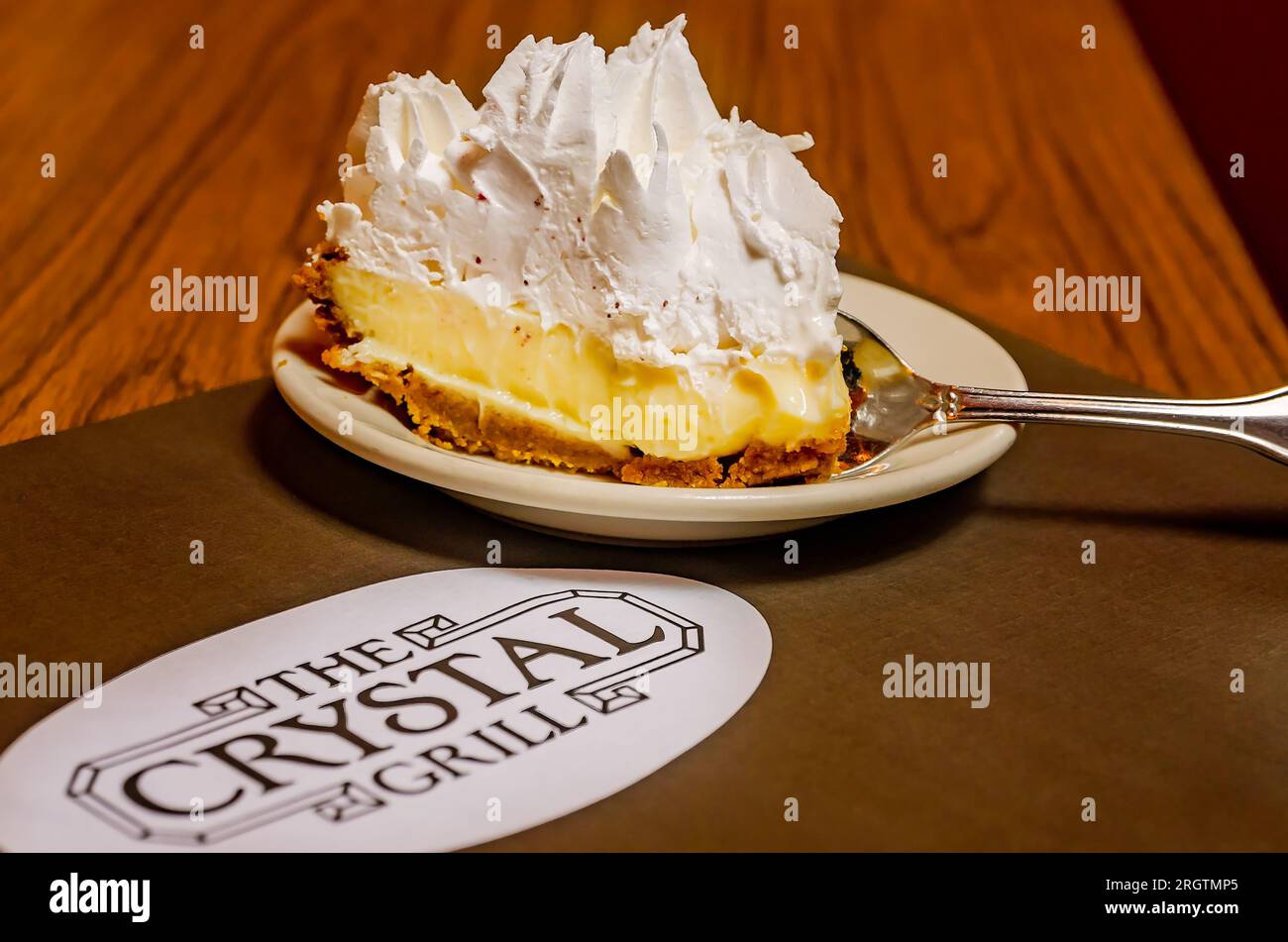 La tarte au citron glacé est servie au Crystal Grill, le 18 août 2013, à Greenwood, Mississippi. Banque D'Images