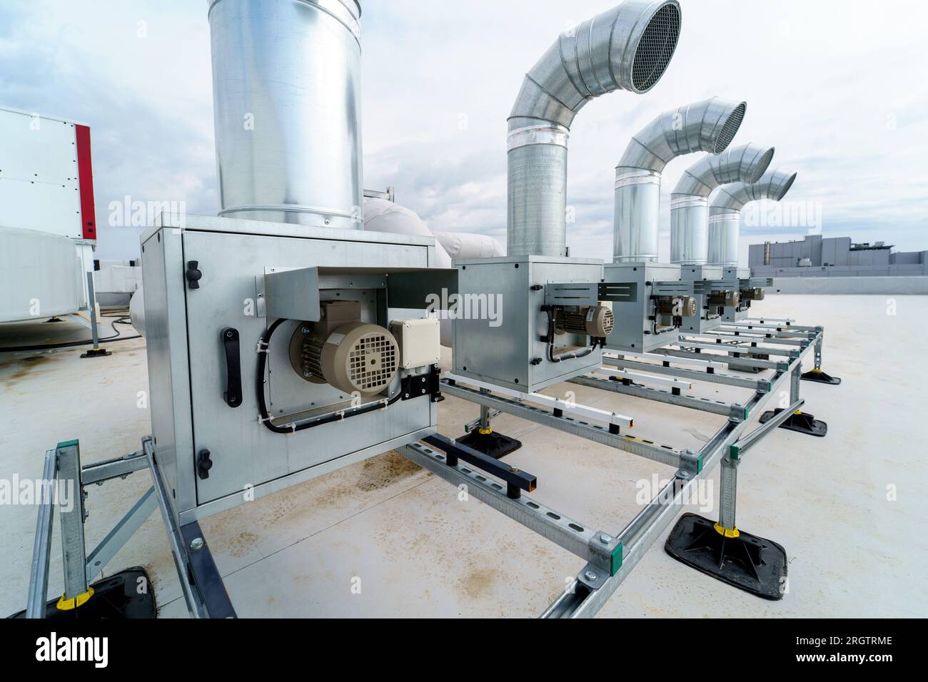 Le système de climatisation et de ventilation d'un grand bâtiment industriel Banque D'Images