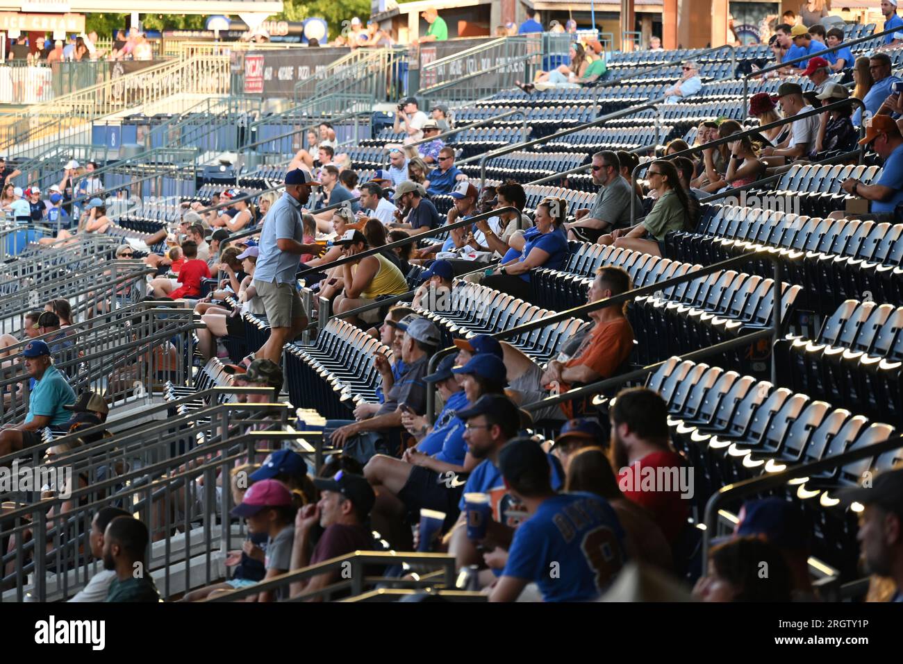 Une petite foule regarde les Bulls de Durham lâcher les Redbirds de Memphis. Banque D'Images