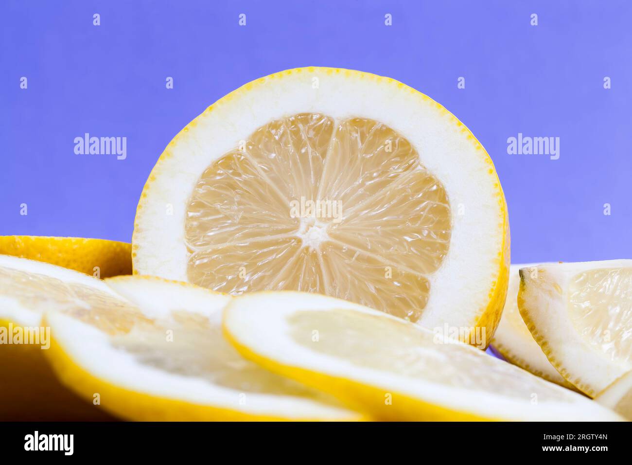 couper en morceaux juteux et délicieux citron jaune aigre, agrumes jaunes, délicieux citron aigre gros plan Banque D'Images