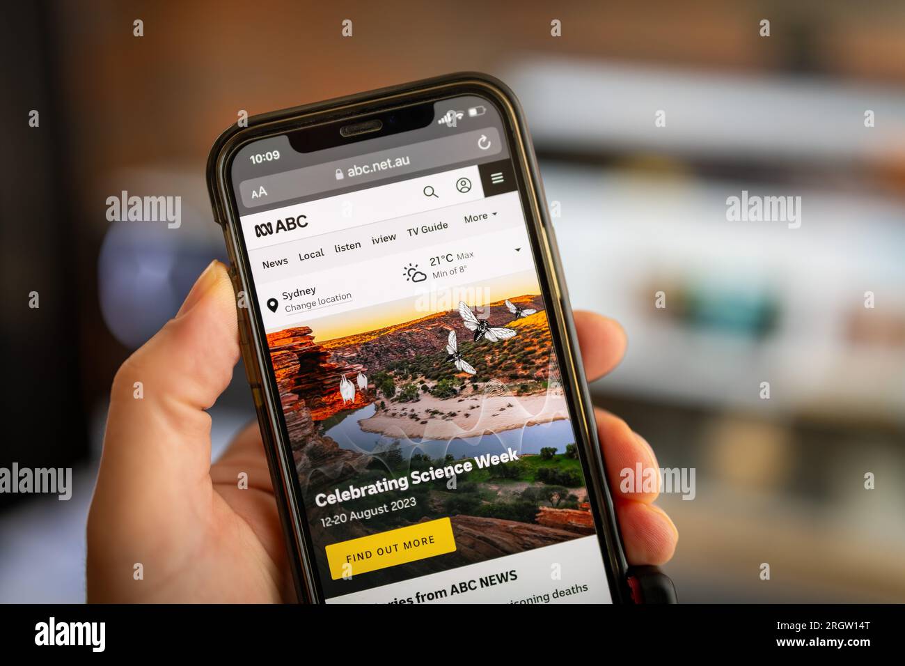 Sydney, Australie - 12 août 2023 : ABC, Australian Broadcasting Corporation page d'accueil du site mobile. Hommes tenant le téléphone portable avec ABC web Banque D'Images