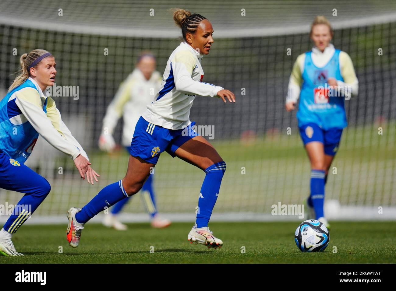 Sweden's Madelen Janogy, center, takes part in drills during a training session ahead of the FIFA Women's World Cup semifinal soccer match between Sweden and Spain in Auckland, New Zealand, Saturday, Aug. 12, 2023. (AP Photo/Abbie Parr) Banque D'Images