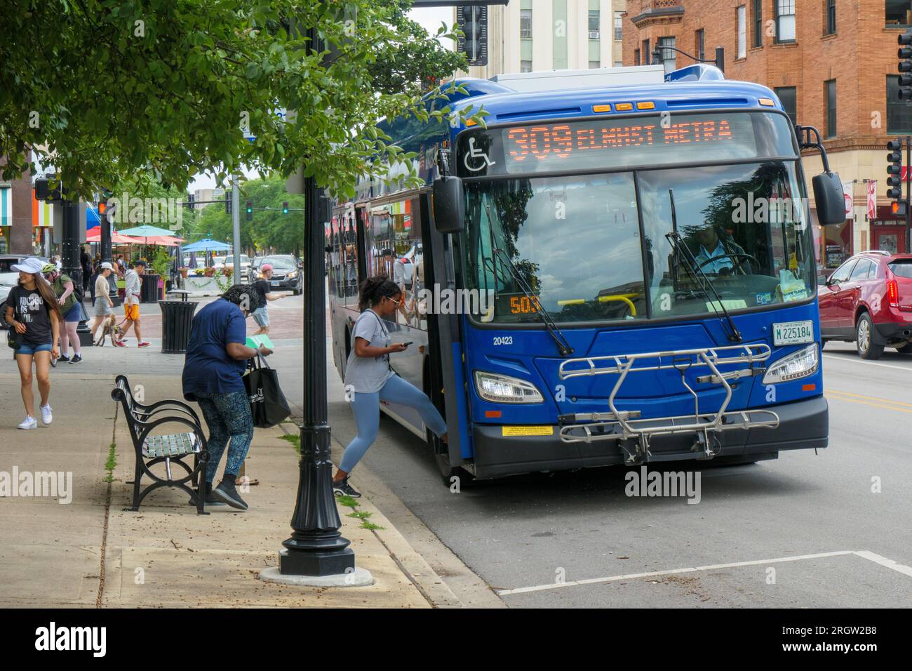 Embarquement des passagers dans le bus à bord, Oak Park, Illinois. Banque D'Images