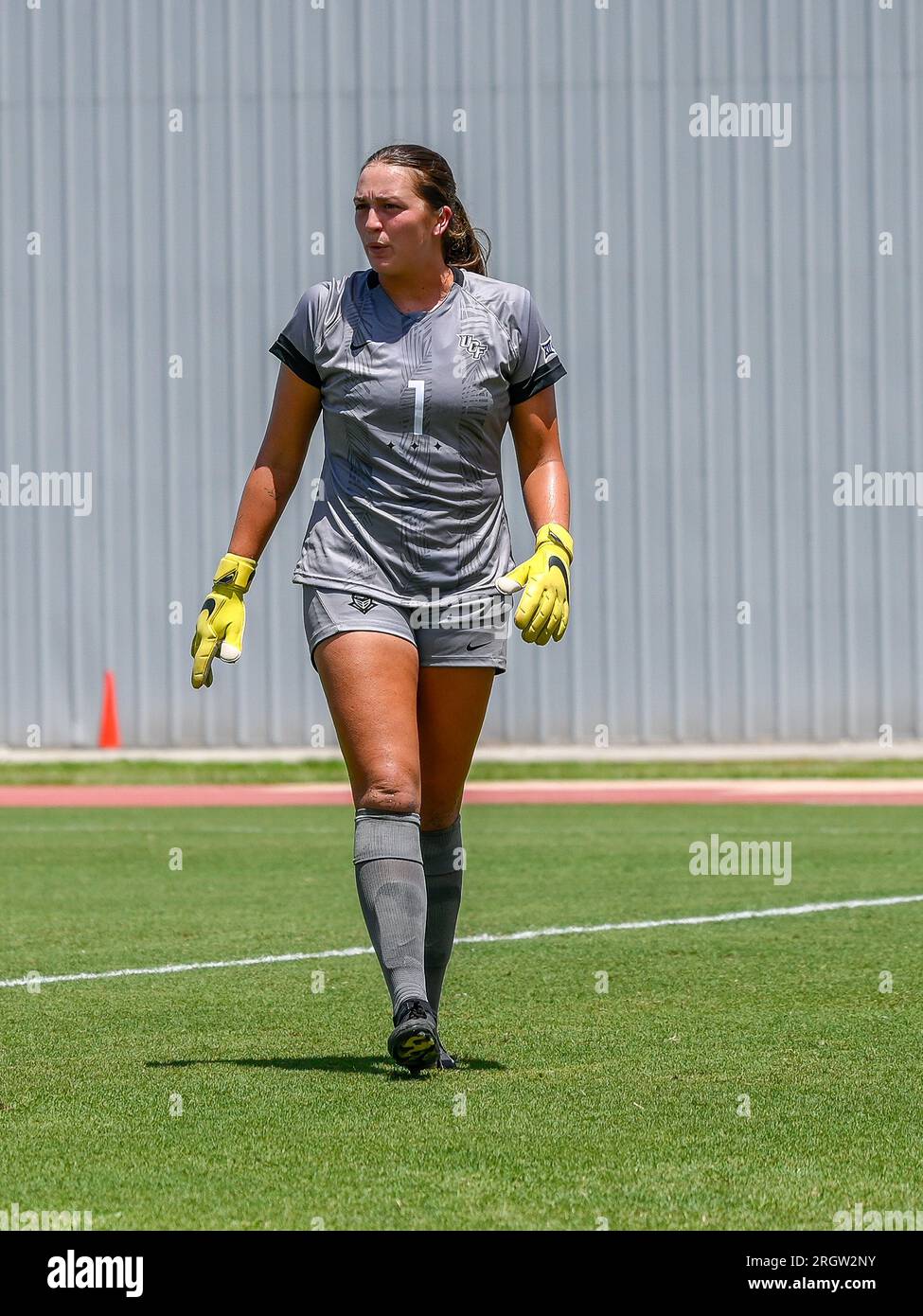 11 août 2023 - Orlando, FL, États-Unis : la gardienne de but des Knights Caroline Delisle (1) lors du match de football féminin des Florida State Seminoles et des Knights de l'UCF. FSU a battu UCF 4-3 au UCF Track and Soccer Complex à Orlando, FL Romeo T Guzman/CSM. Crédit : CAL Sport Media/Alamy Live News Banque D'Images