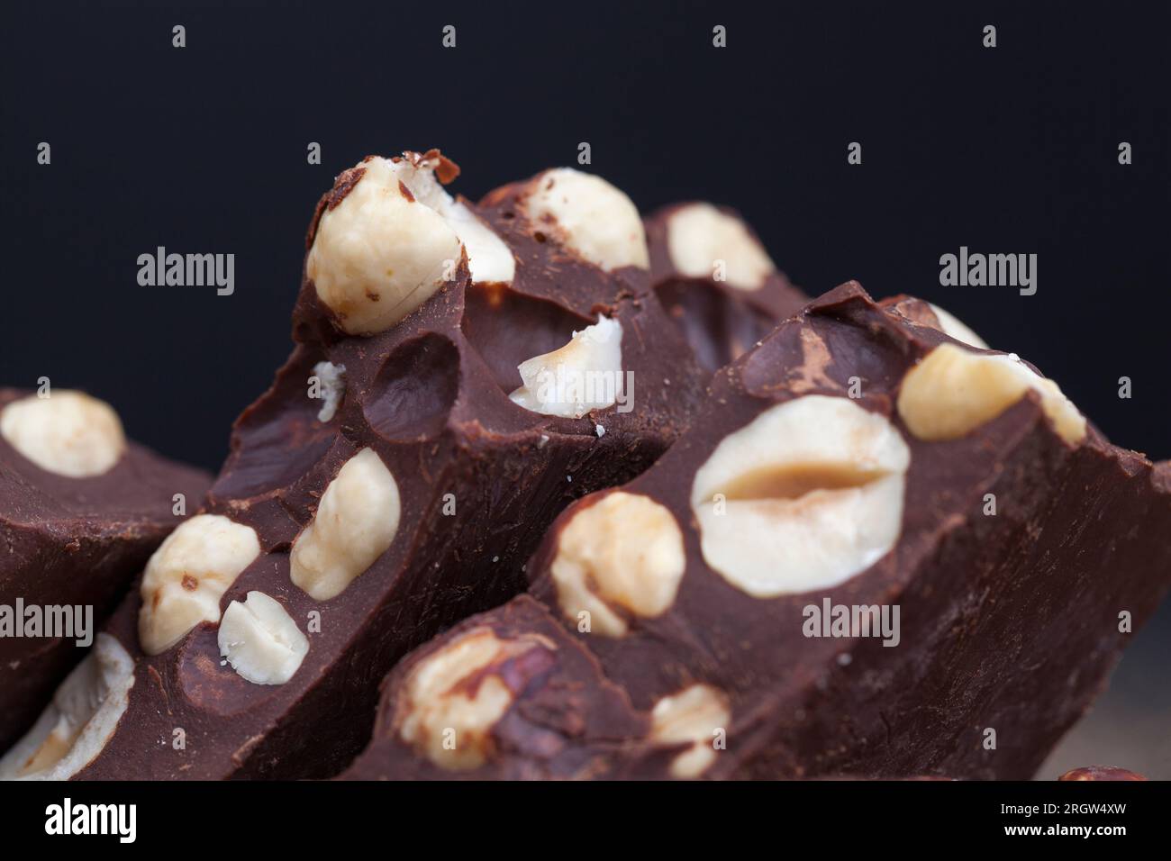 délicieux chocolat maison au lait avec beaucoup de noisettes, de noix et de produits de cacao naturels dans la production de chocolat avec des noisettes Banque D'Images