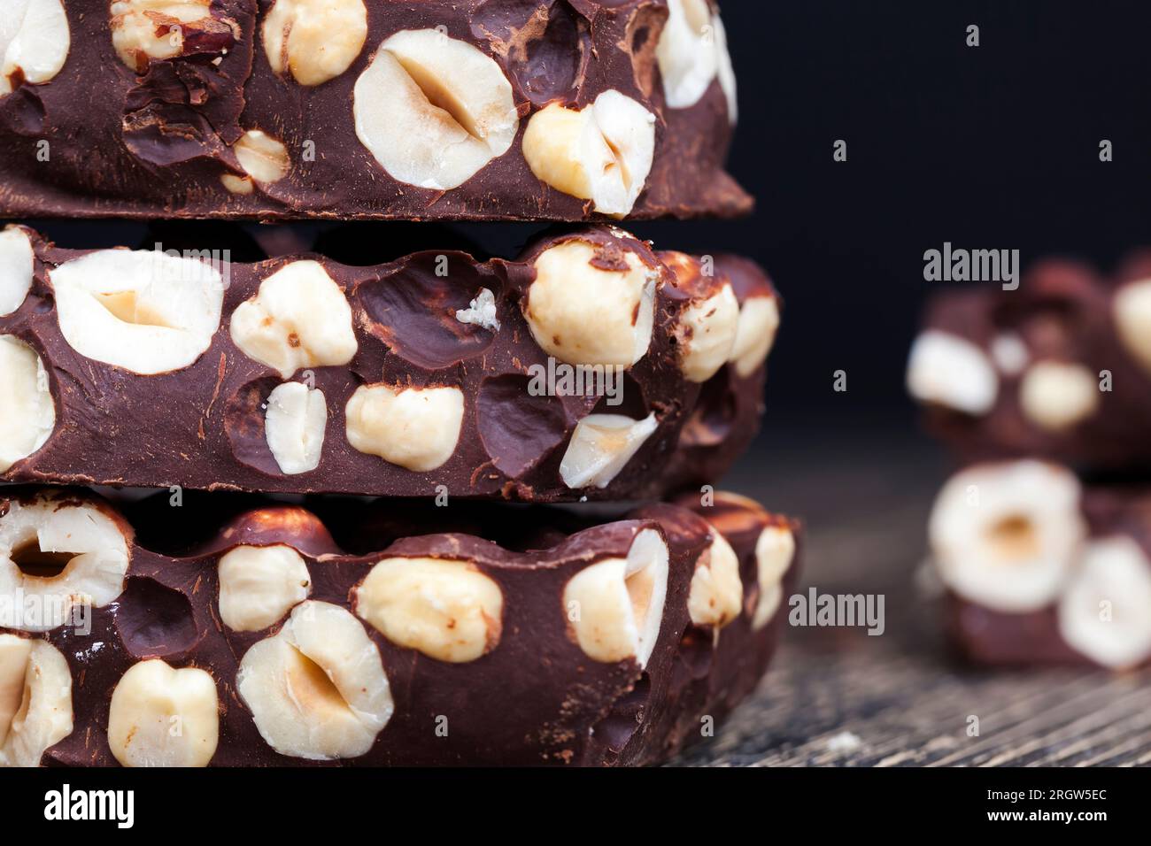 noix et produits naturels dans la production de chocolat avec des noix, délicieux chocolat maison amer avec beaucoup de noisettes de noix Banque D'Images
