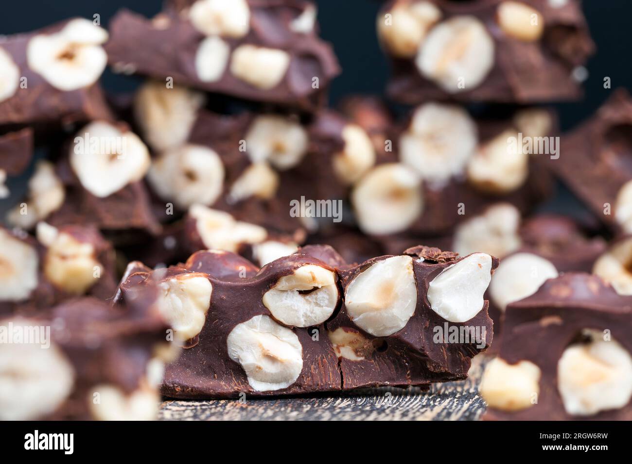 délicieux chocolat maison au lait avec beaucoup de noisettes, de noix et de produits de cacao naturels dans la production de chocolat avec des noisettes Banque D'Images