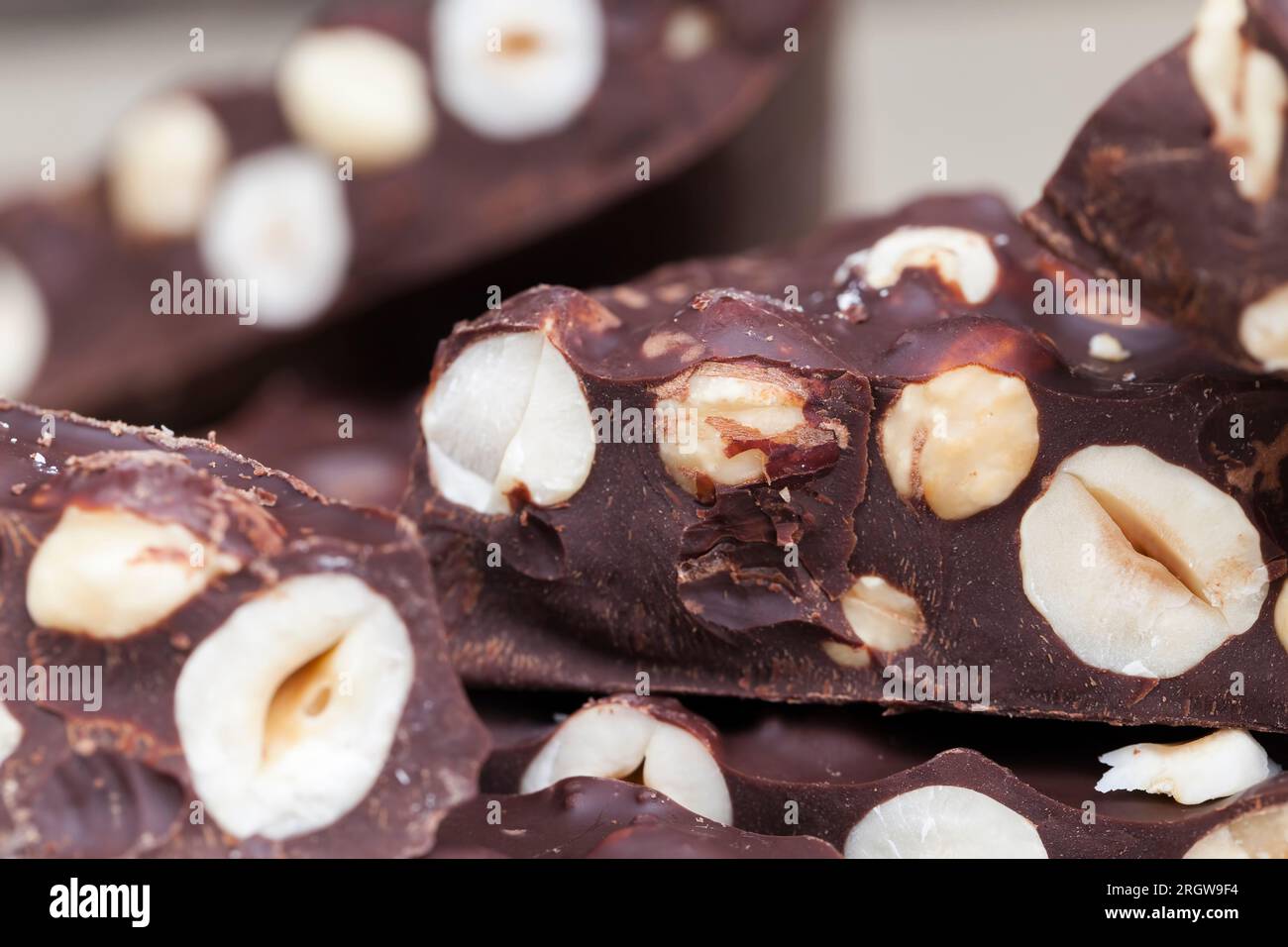 noix et produits naturels dans la production de chocolat avec des noix, délicieux chocolat maison amer avec beaucoup de noisettes de noix Banque D'Images
