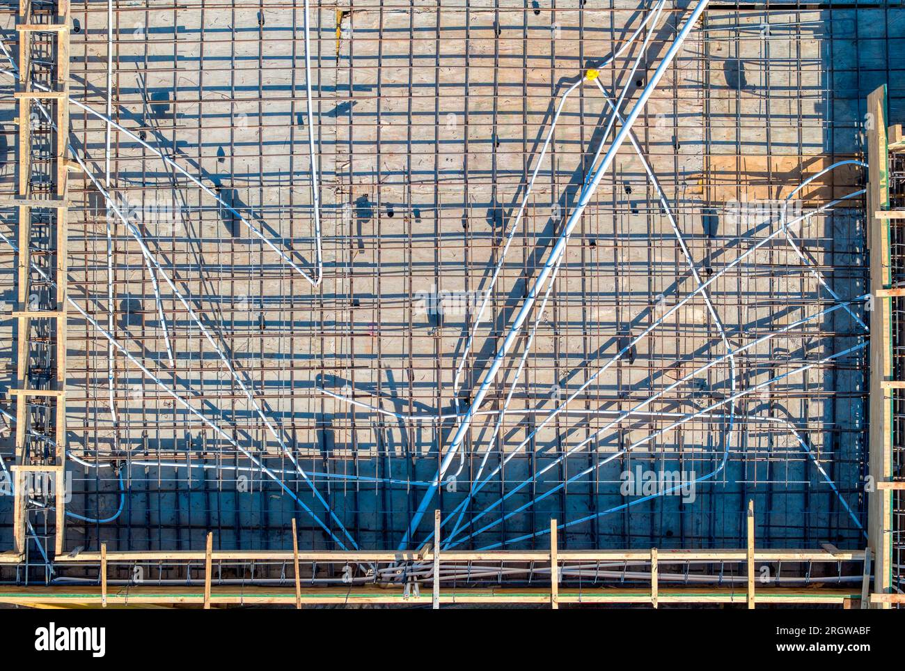 conduit tubeslayout électrique sur le dernier étage et acier d'armature pour renforcer la structure d'un bâtiment Banque D'Images