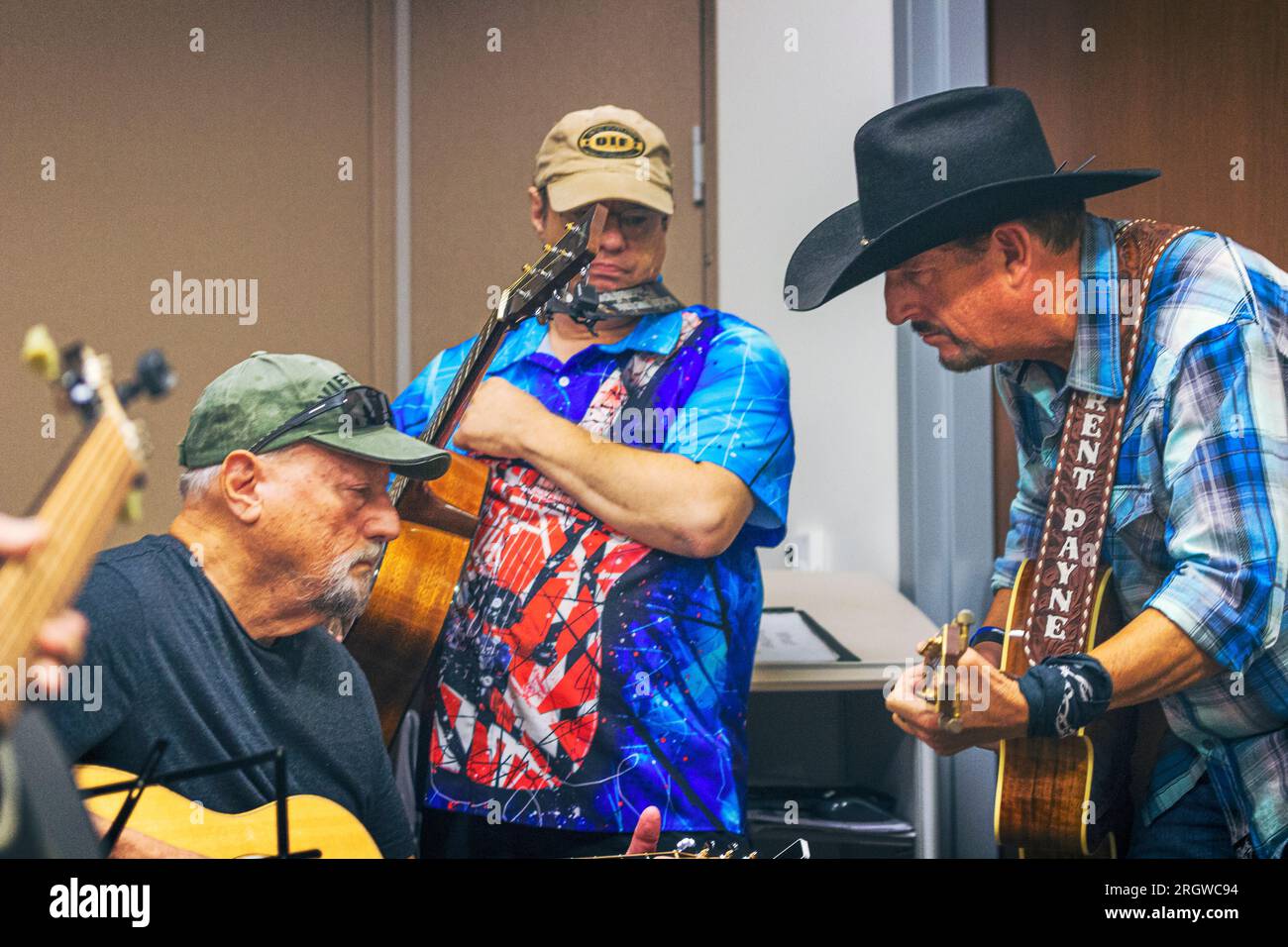 Une image captivante de l'artiste de musique country Brent Payne menant une performance passionnée de son single à succès 'Copperhead Road' avec guitares pour vétérinaires. Banque D'Images