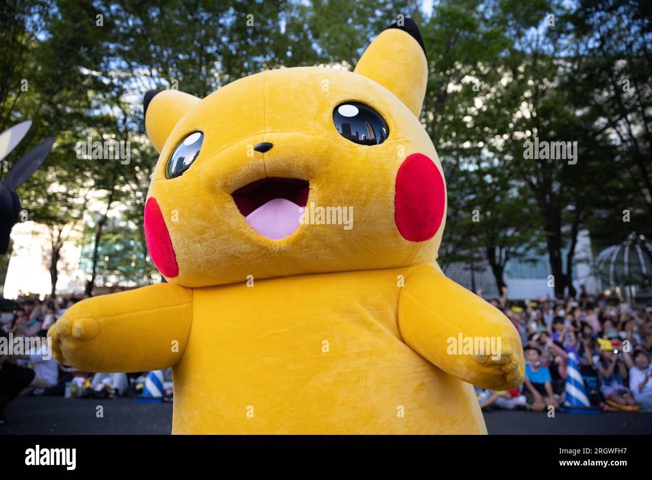 Yokohama, Japon. 11 août 2023. Pikachu danse devant les enfants et leurs parents lors d'un défilé aux Championnats du monde Pokemon 2023 à Minatomirai, Yokohama. Crédit : SOPA Images Limited/Alamy Live News Banque D'Images
