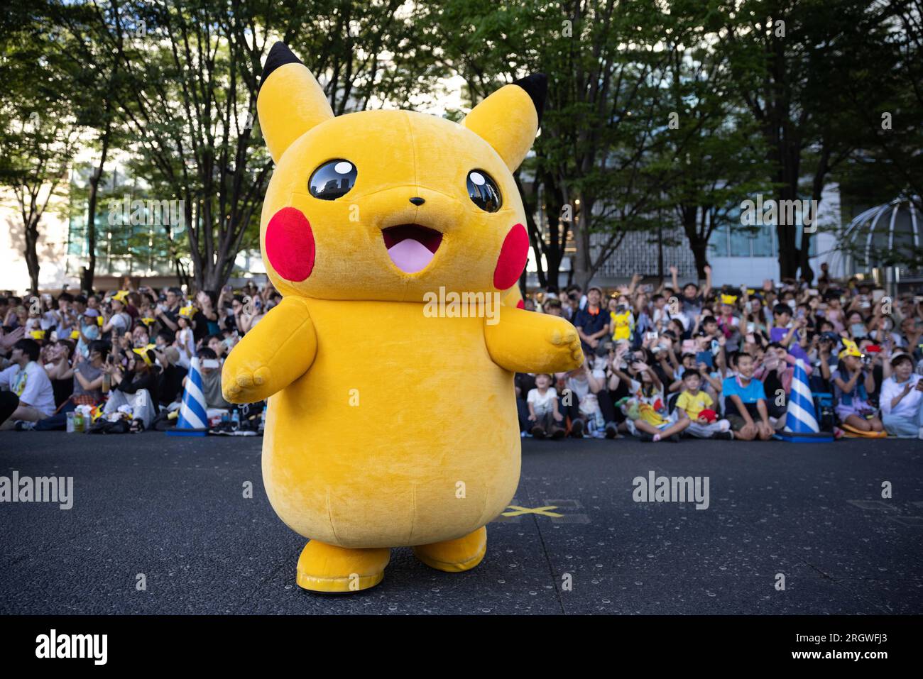 Yokohama, Japon. 11 août 2023. Pikachu danse devant les enfants et leurs parents lors d'un défilé aux Championnats du monde Pokemon 2023 à Minatomirai, Yokohama. Crédit : SOPA Images Limited/Alamy Live News Banque D'Images