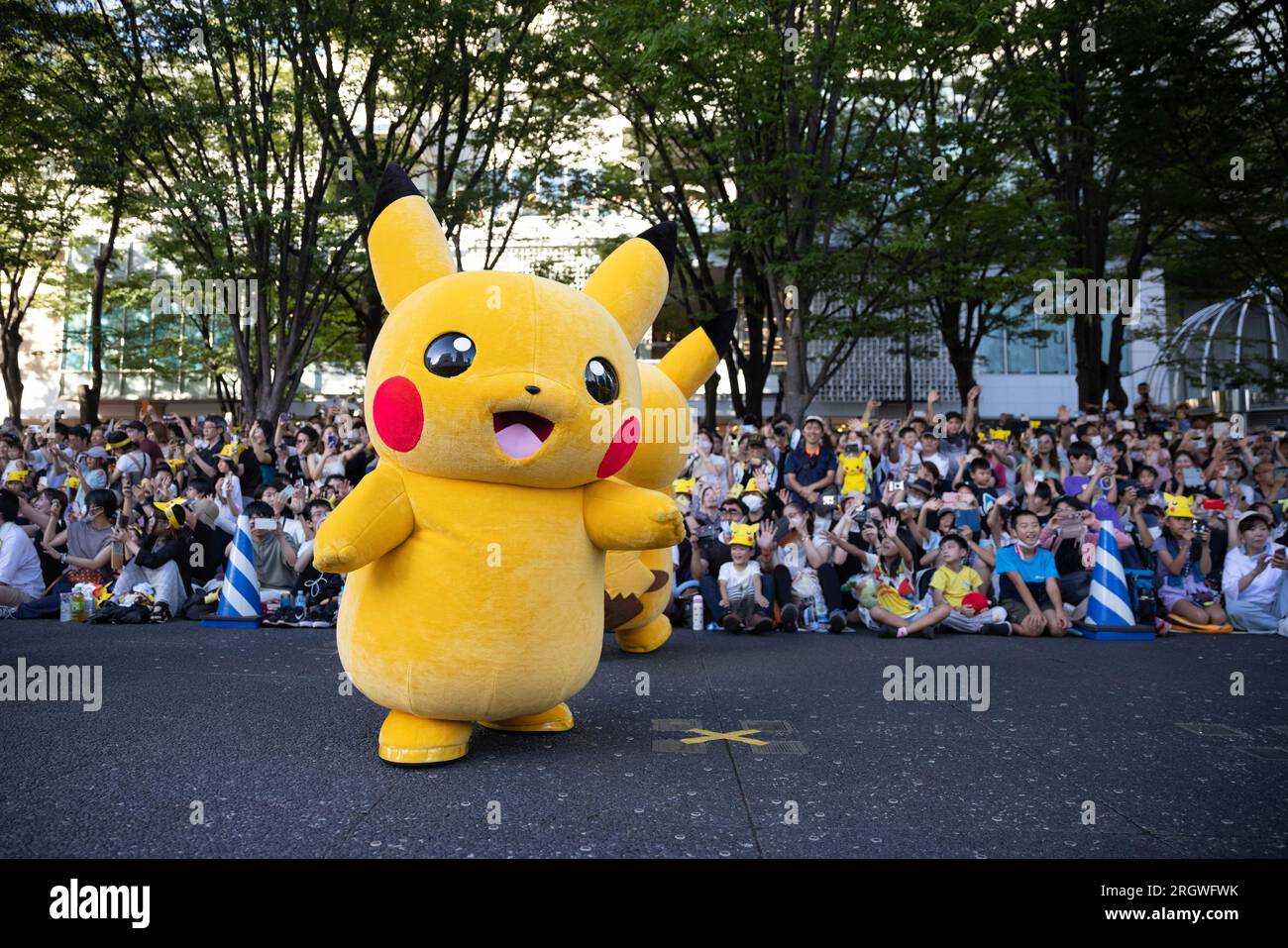 Yokohama, Japon. 11 août 2023. Pikachus marche et danse devant les enfants et leurs parents lors de leur défilé aux Championnats du monde Pokemon 2023 à Minatomirai, Yokohama. (Photo Stanislav Kogiku/SOPA Images/Sipa USA) crédit : SIPA USA/Alamy Live News Banque D'Images