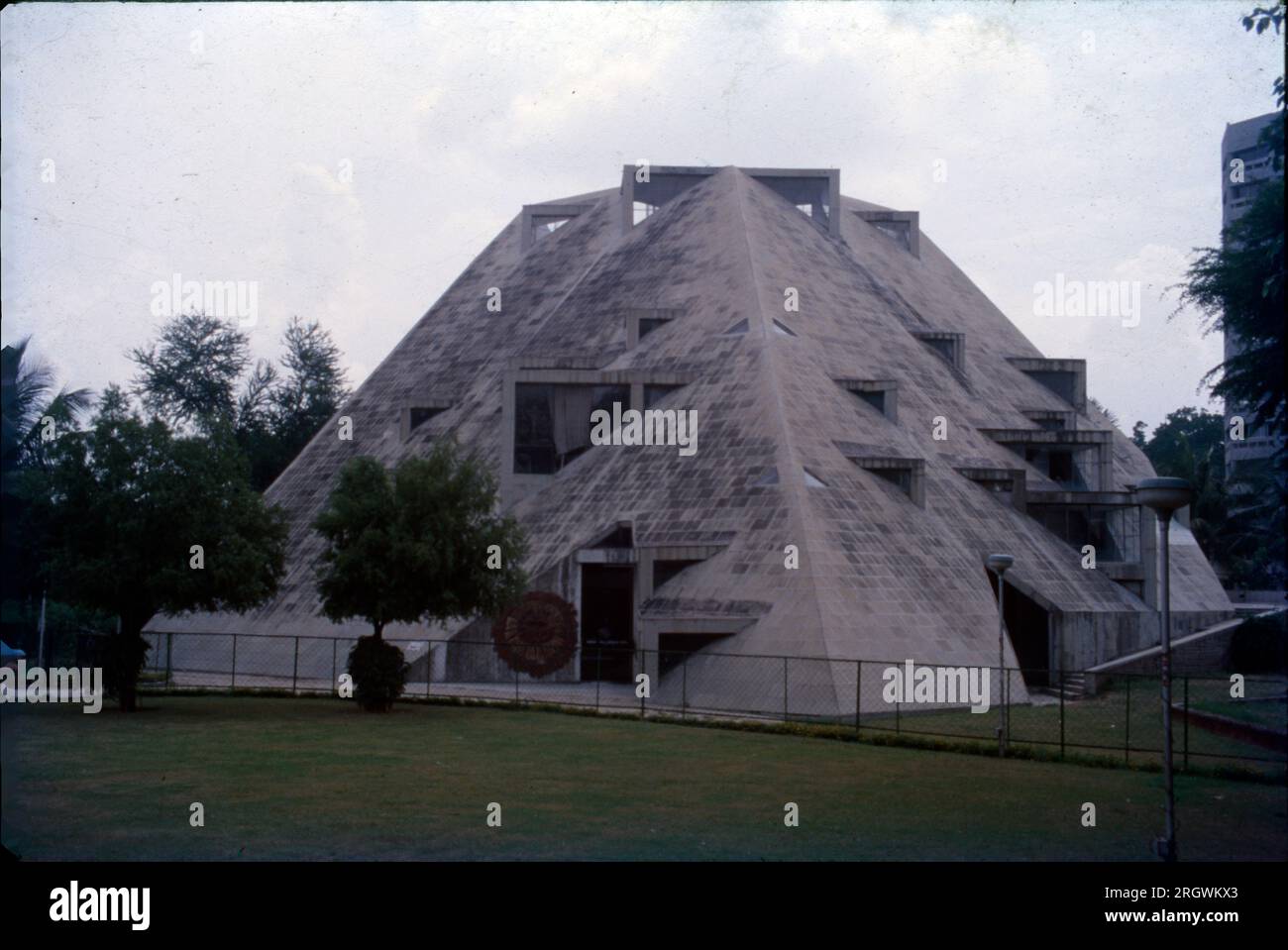 Un planétarium est un théâtre construit principalement pour présenter des spectacles éducatifs et divertissants sur l'astronomie et le ciel nocturne, ou pour la formation à la navigation céleste. Planétarium à Baroda, Gujrat, Inde Banque D'Images