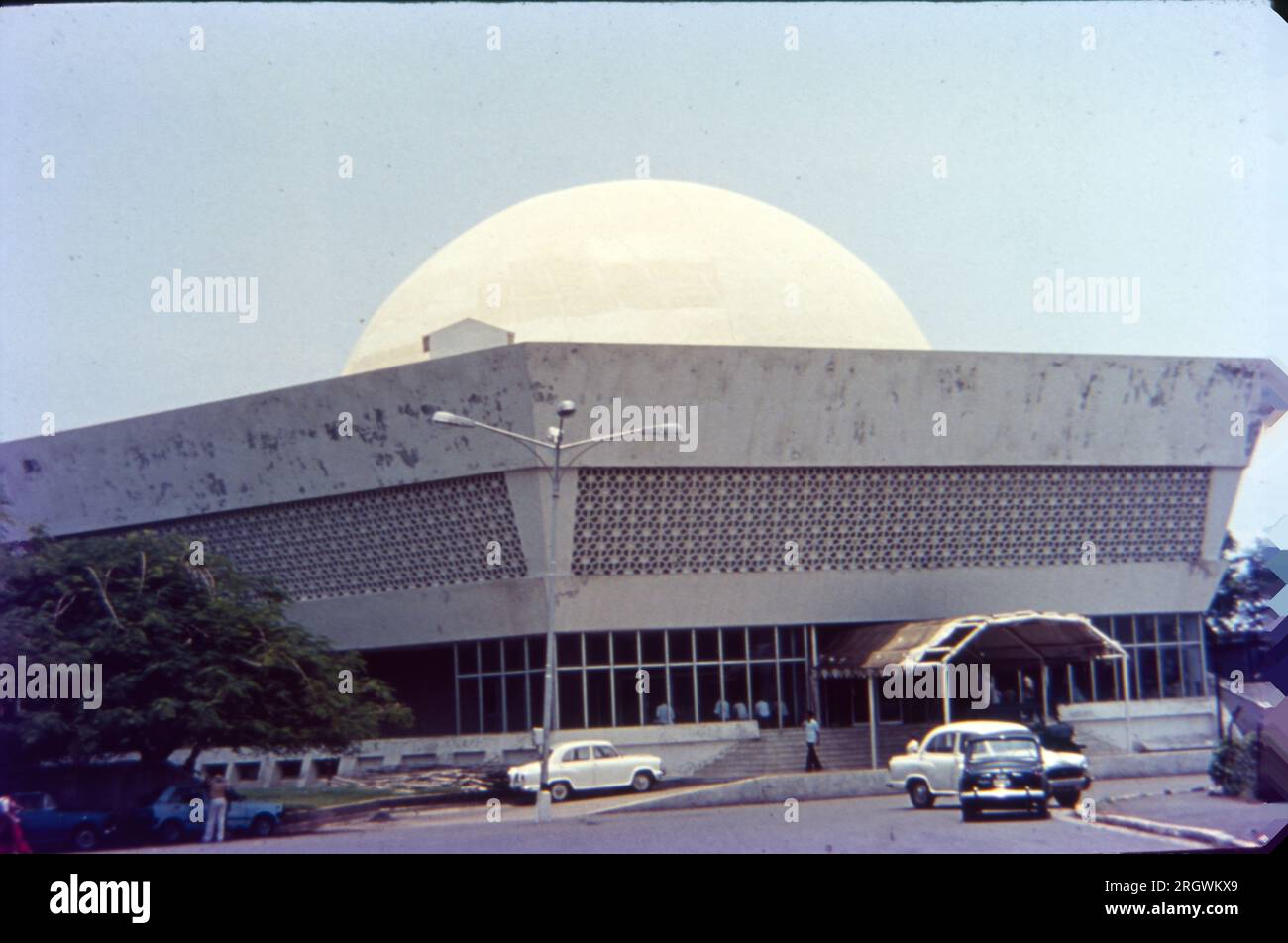 Un planétarium est un théâtre construit principalement pour présenter des spectacles éducatifs et divertissants sur l'astronomie et le ciel nocturne, ou pour la formation à la navigation céleste. Nehru Planetarium, Bombay, Inde Banque D'Images