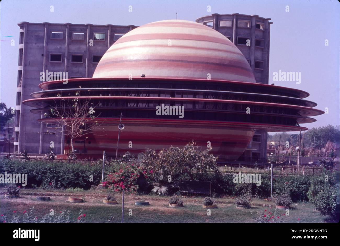 Un planétarium est un théâtre construit principalement pour présenter des spectacles éducatifs et divertissants sur l'astronomie et le ciel nocturne, ou pour la formation à la navigation céleste. Planétarium, Lucknow, Utter Pradesh, Inde Banque D'Images