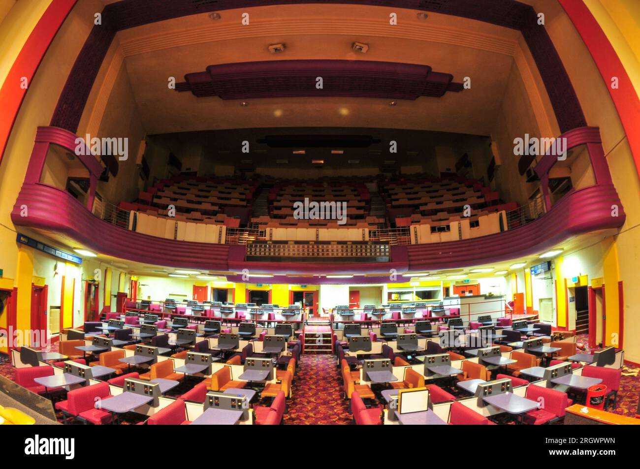 Dudley, West Midlands 1 novembre 2010 : Dudley Hippodrome photographié en 2010 peu de temps après sa fermeture définitive après la fermeture de la salle de Gala Bingo en 2009. Le bâtiment, qui n'a pas été classé, a été ouvert en 1938 après avoir été conçu par Archibald Hurley Robinson. Le théâtre original avait une capacité de 1 752 places. La structure imminente est située sur Castle Hill, à côté du zoo de Dudley. En août 2023, la démolition du bâtiment art-déco a commencé. Dudley Council a reçu 25 millions de livres du gouvernement pour construire un collège d'infirmières pour l'Université de Worcester sur le site. Credi Banque D'Images