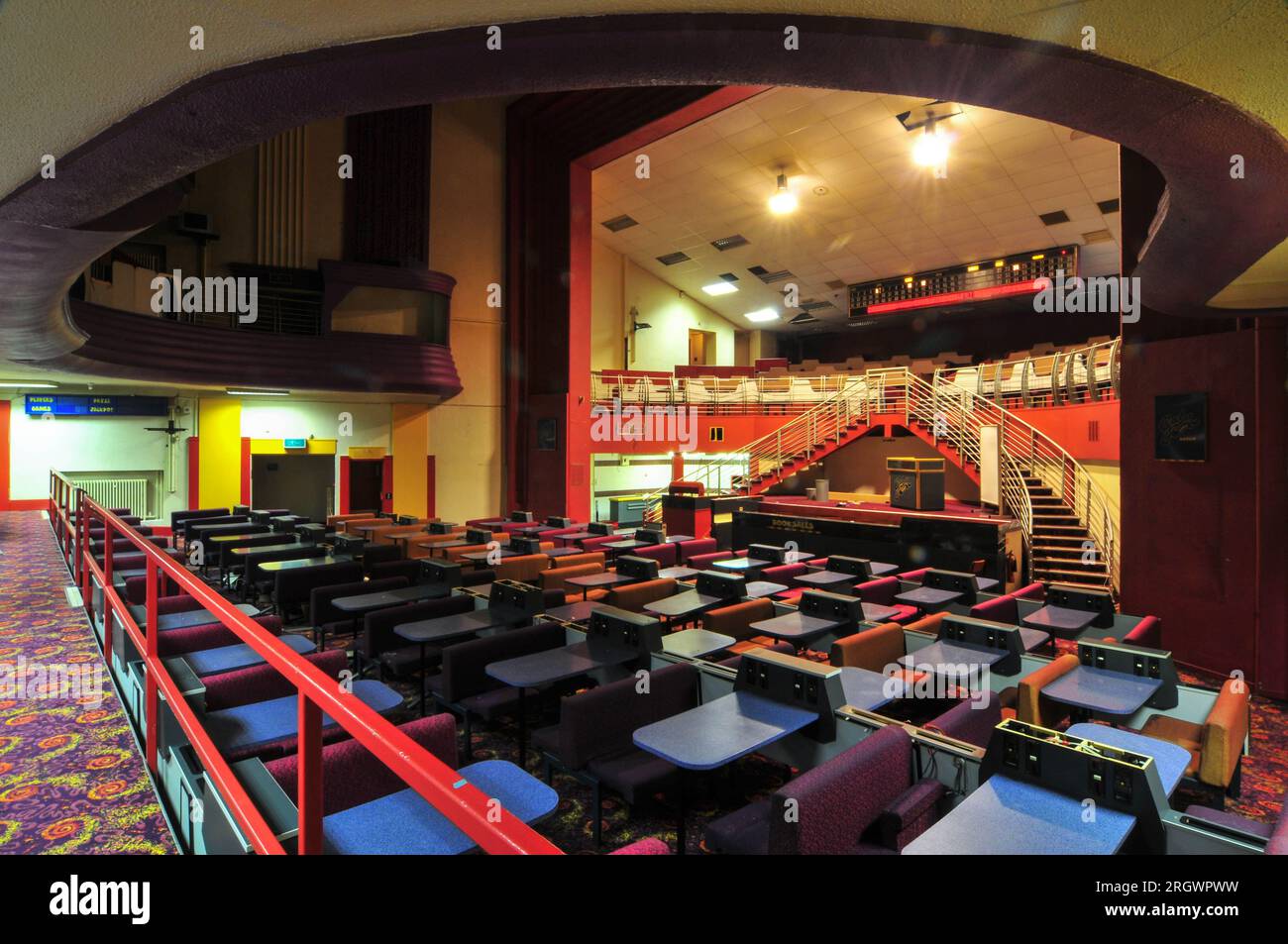 Dudley, West Midlands 1 novembre 2010 : Dudley Hippodrome photographié en 2010 peu de temps après sa fermeture définitive après la fermeture de la salle de Gala Bingo en 2009. Le bâtiment, qui n'a pas été classé, a été ouvert en 1938 après avoir été conçu par Archibald Hurley Robinson. Le théâtre original avait une capacité de 1 752 places. La structure imminente est située sur Castle Hill, à côté du zoo de Dudley. En août 2023, la démolition du bâtiment art-déco a commencé. Dudley Council a reçu 25 millions de livres du gouvernement pour construire un collège d'infirmières pour l'Université de Worcester sur le site. Credi Banque D'Images