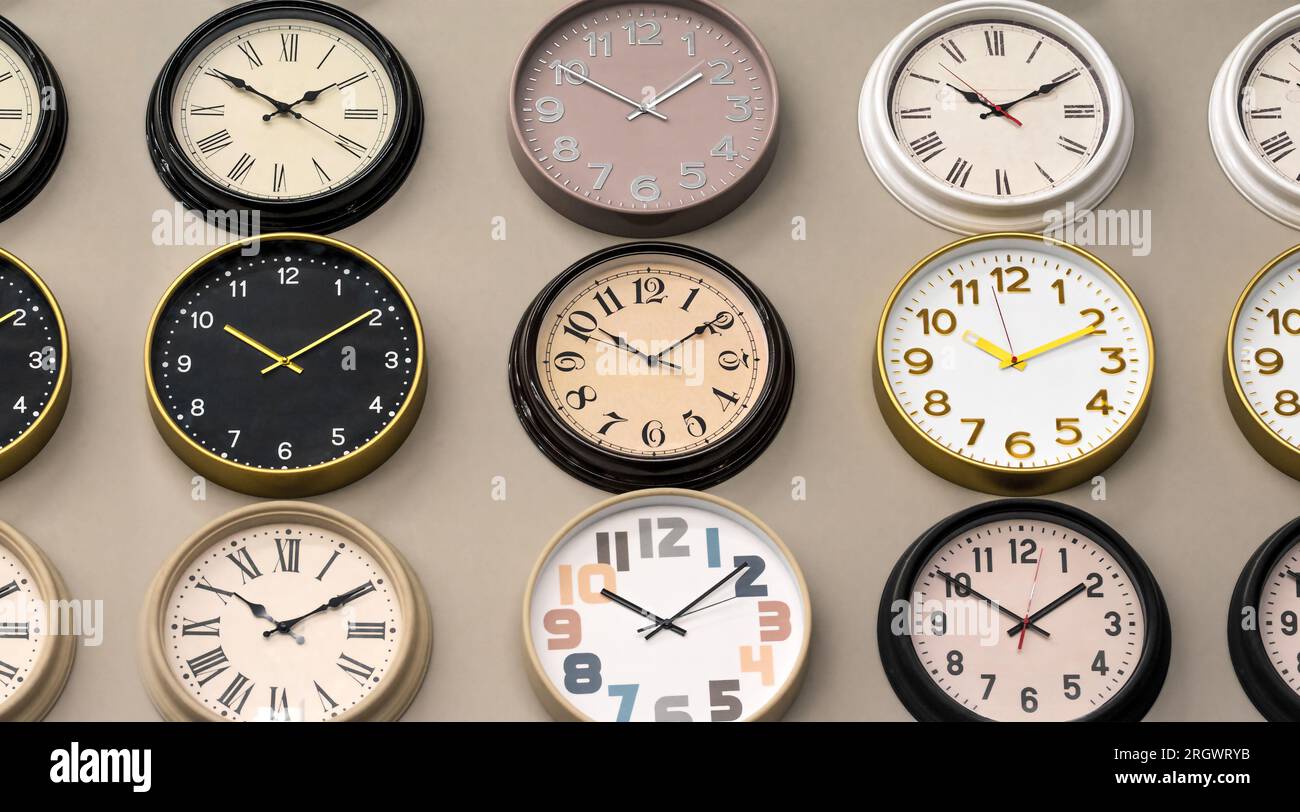 Horloges vintage analogiques, cadrans de montres électroniques et mécaniques avec des chiffres et des aiguilles d'horloge. Banque D'Images