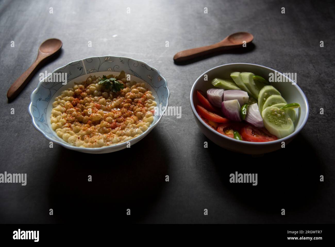 Rajasthani plat dahi raita ou bundi raita avec du caillé servi dans un bol. Banque D'Images