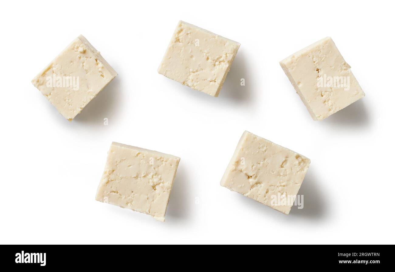 cubes de fromage de tofu frais isolés sur fond blanc, vue de dessus Banque D'Images