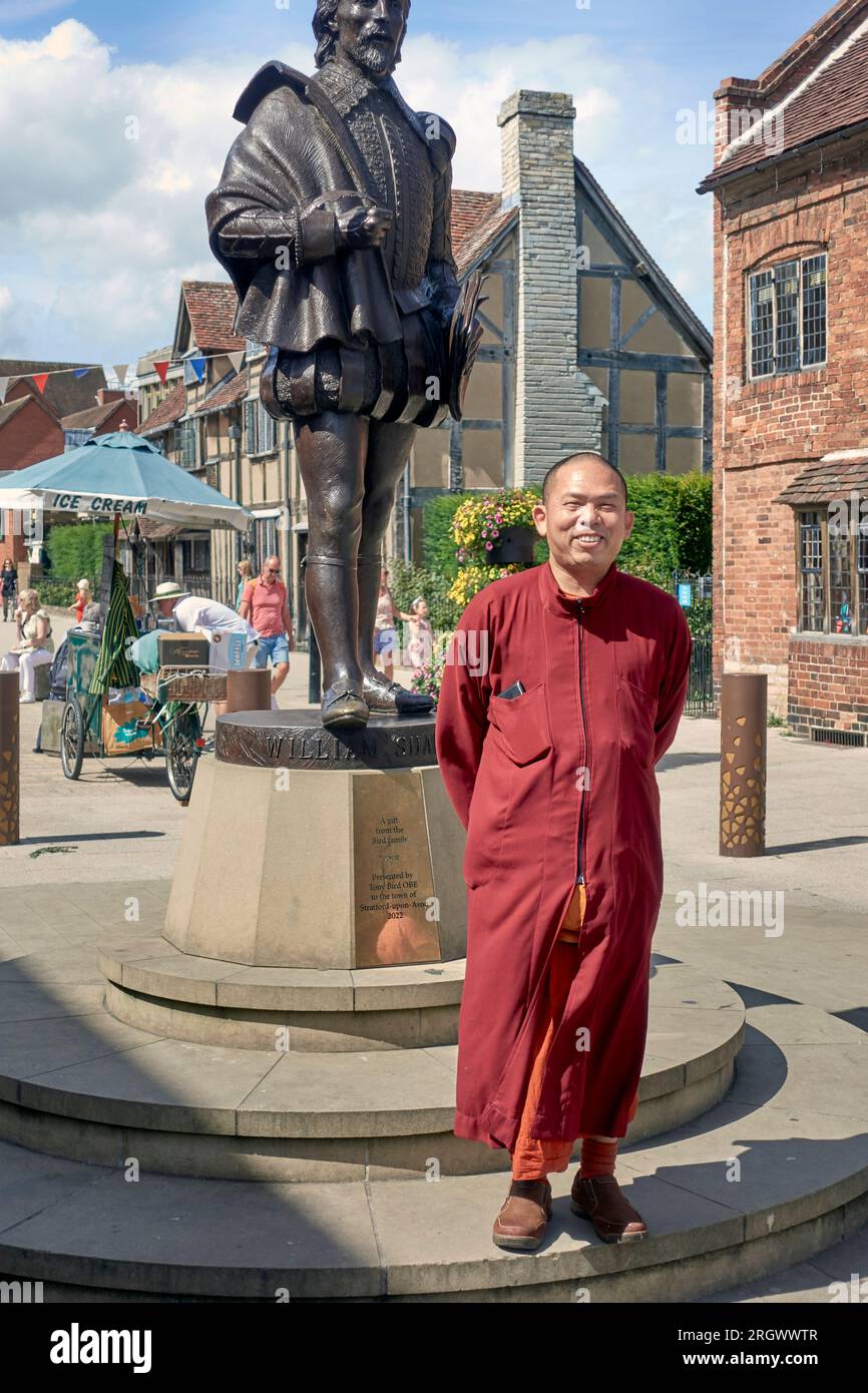 Touriste chinois britannique posant pour la photographie avec la statue de William Shakespeare à Stratford upon Avon, Angleterre Banque D'Images