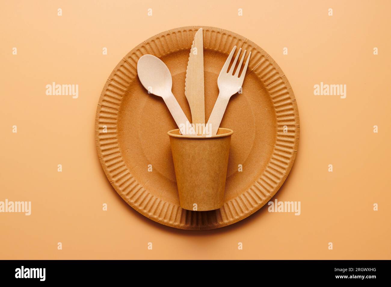 Un ensemble de vaisselle jetable sur un fond brun Photo Stock - Alamy
