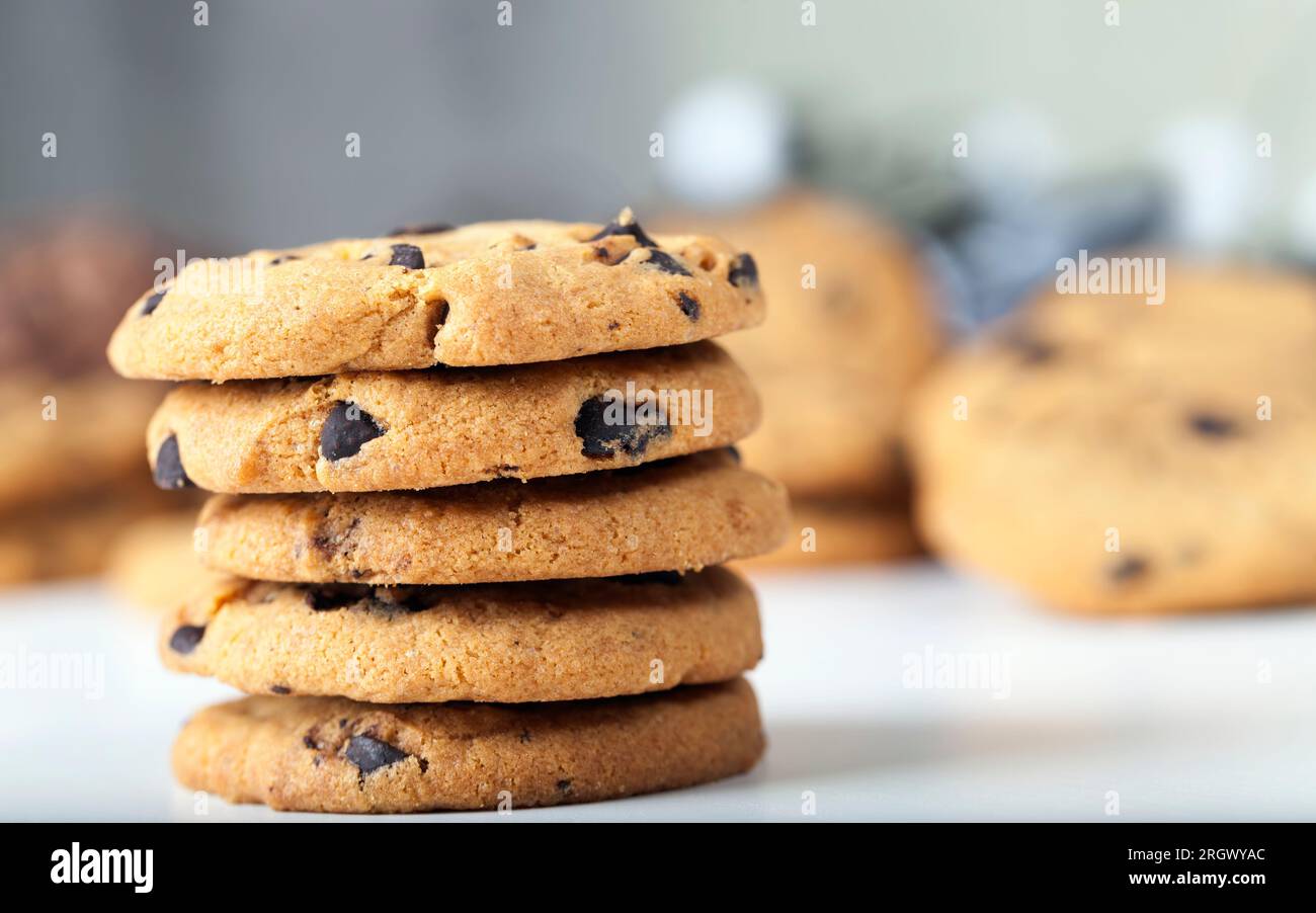 gouttes et morceaux de chocolat dans les biscuits de blé traditionnels, nourriture pour le thé ou le café, biscuits sucrés et délicieux Banque D'Images