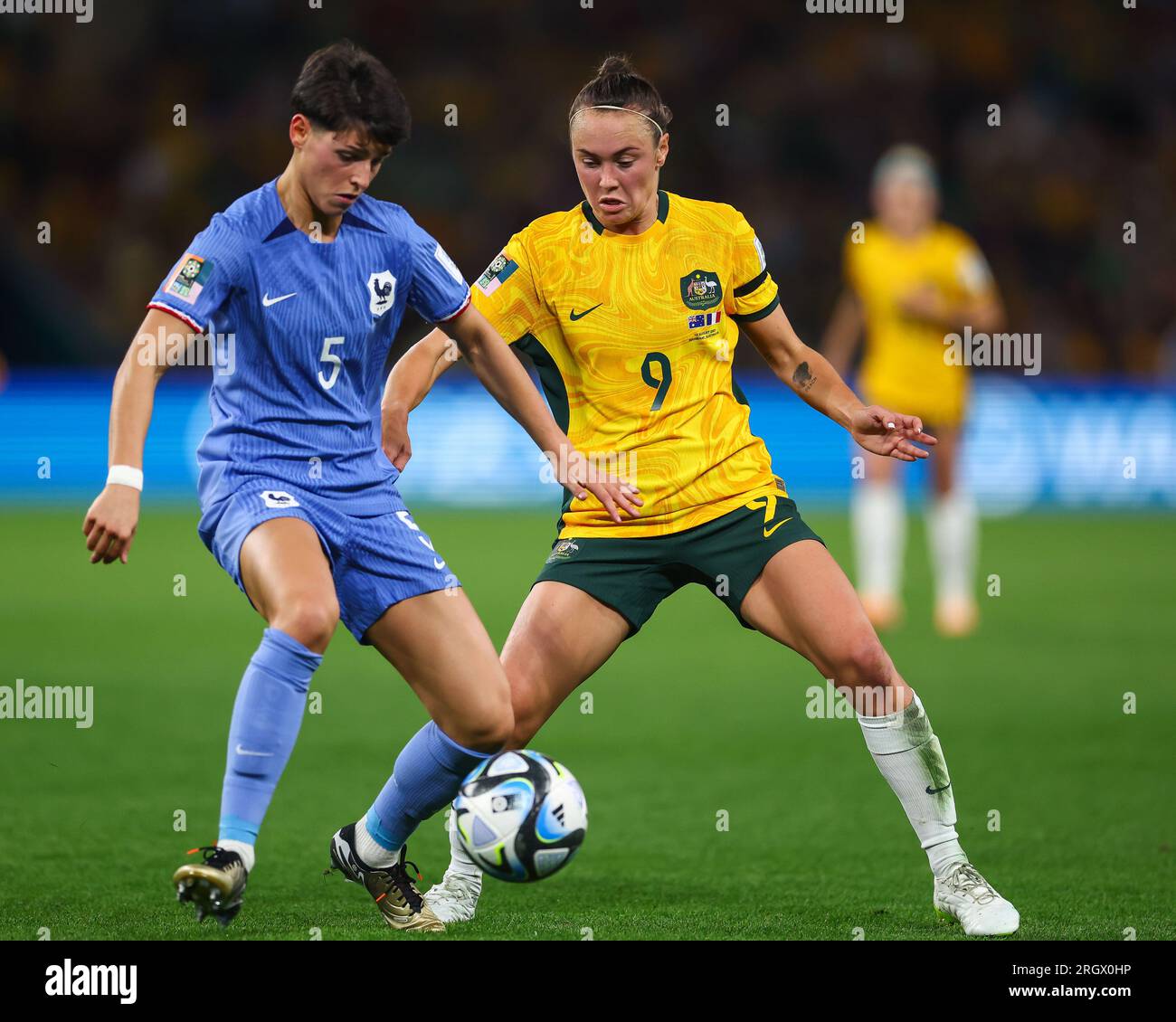 Brisbane, Australie. 12 août 2023. Caitlin Foord #9 d'Australie bataille pour le ballon avec Élisa de Almeida #5 de France lors du match quart de finale de la coupe du monde féminine de la FIFA 2023 Australie femmes vs France femmes au Suncorp Stadium, Brisbane, Australie, 12 août 2023 (photo de Patrick Hoelscher/News Images) dans , le 8/12/2023. (Photo de Patrick Hoelscher/News Images/Sipa USA) crédit : SIPA USA/Alamy Live News Banque D'Images Brisbane, Australie. 12 août 2023. Caitlin Foord #9 d'Australie bataille pour le ballon avec Élisa de Almeida #5 de France lors du match quart de finale de la coupe du monde féminine de la FIFA 2023 Australie femmes vs France femmes au Suncorp Stadium, Brisbane, Australie, 12 août 2023 (photo de Patrick Hoelscher/News Images) dans , le 8/12/2023. (Photo de Patrick Hoelscher/News Images/Sipa USA) crédit : SIPA USA/Alamy Live News Banque D'Images