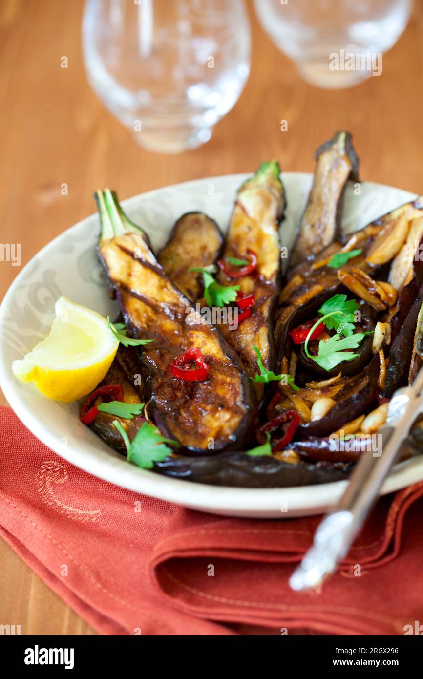 Gaubergines grillées avec sauce-marinade à l'ail, au piment et au gingembre Banque D'Images