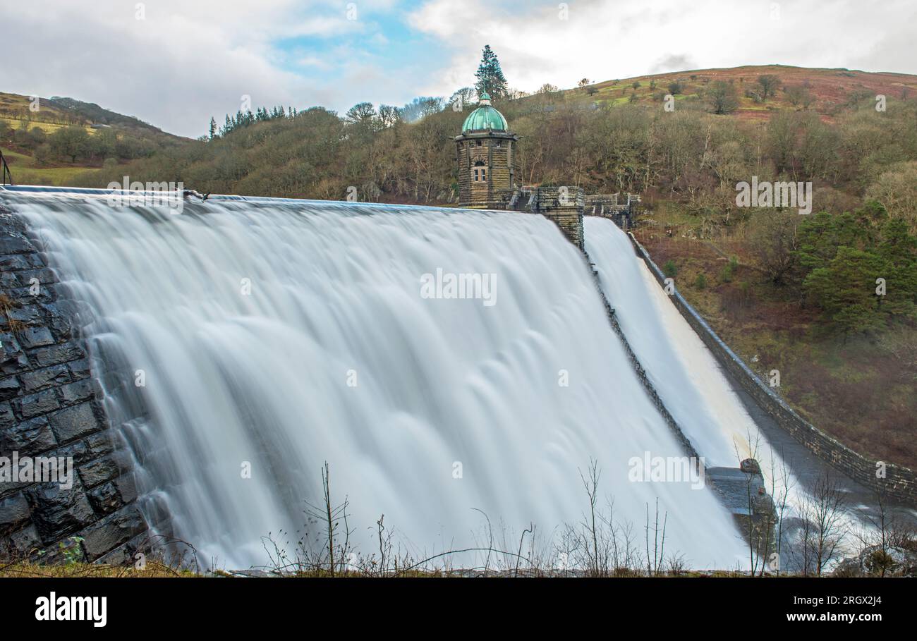 L'eau du réservoir de Pen y Garreg en cascade au-dessus du barrage de Pen y Garreg en janvier - en fait en hiver dans les Powys de la vallée de l'Elan Banque D'Images