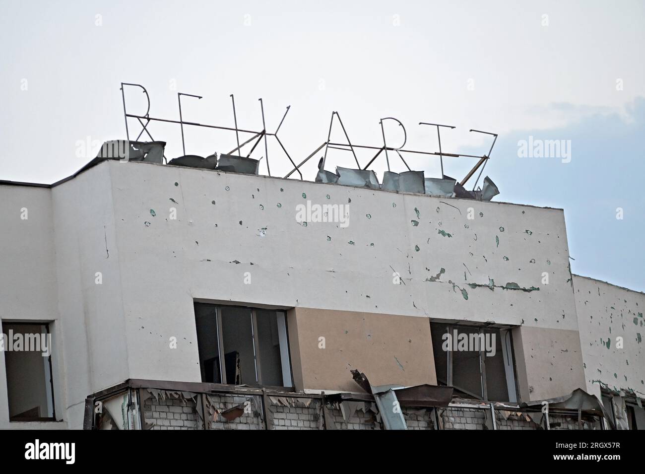 Non exclusive : ZAPORIZHZHIA, UKRAINE - 10 AOÛT 2023 - Un hôtel montre des dommages causés par une attaque de missiles russes sur Zaporizhzhia, dans le sud-est de l'Ukraine Banque D'Images