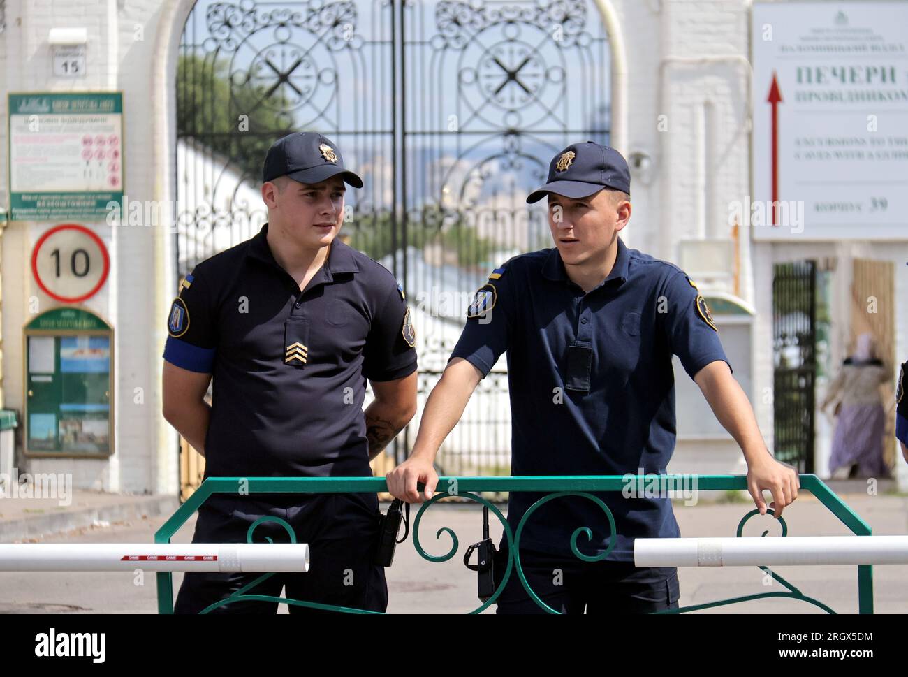 Non exclusive : KIEV, UKRAINE - 11 AOÛT 2023 - les forces de l'ordre sont en service à la Lavra Kyiv-Pechersk, Kiev, capitale de l'Ukraine. Banque D'Images