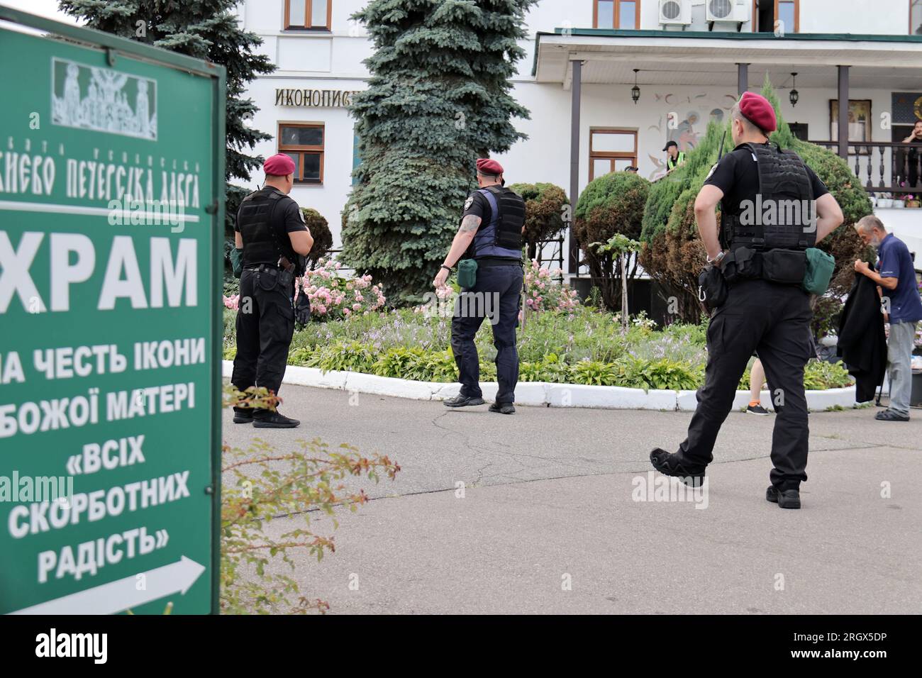 Non exclusive : KIEV, UKRAINE - 11 AOÛT 2023 - les forces de l'ordre sont en service à la Lavra Kyiv-Pechersk, Kiev, capitale de l'Ukraine. Banque D'Images