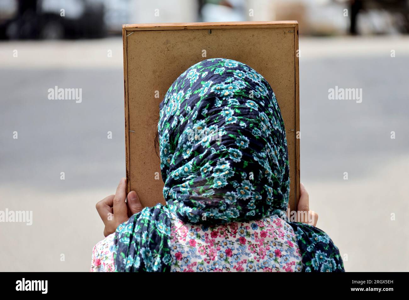 Non exclusive : KIEV, UKRAINE - 11 AOÛT 2023 - Un dévot tient une icône à la Lavra Kyiv-Pechersk, Kiev, capitale de l'Ukraine. Banque D'Images