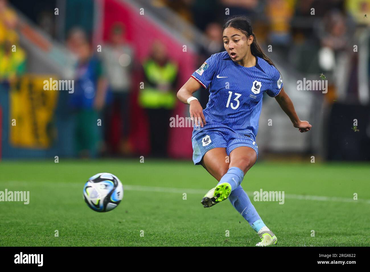 Brisbane, Australie. 12 août 2023. Selma Bacha #13 de France prend une pénalité lors du match de quart de finale de la coupe du monde féminine de la FIFA 2023 Australie femmes vs France femmes au Suncorp Stadium, Brisbane, Australie, le 12 août 2023 (photo de Patrick Hoelscher/News Images) dans , le 8/12/2023. (Photo de Patrick Hoelscher/News Images/Sipa USA) crédit : SIPA USA/Alamy Live News Banque D'Images