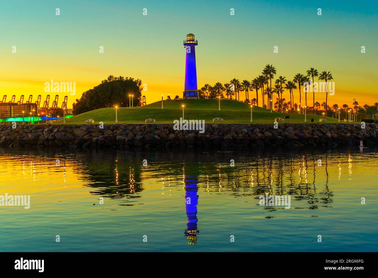 Zone autour du phare du Lion à long Beach, illuminée par une lumière bleue, vue de l'eau. Banque D'Images