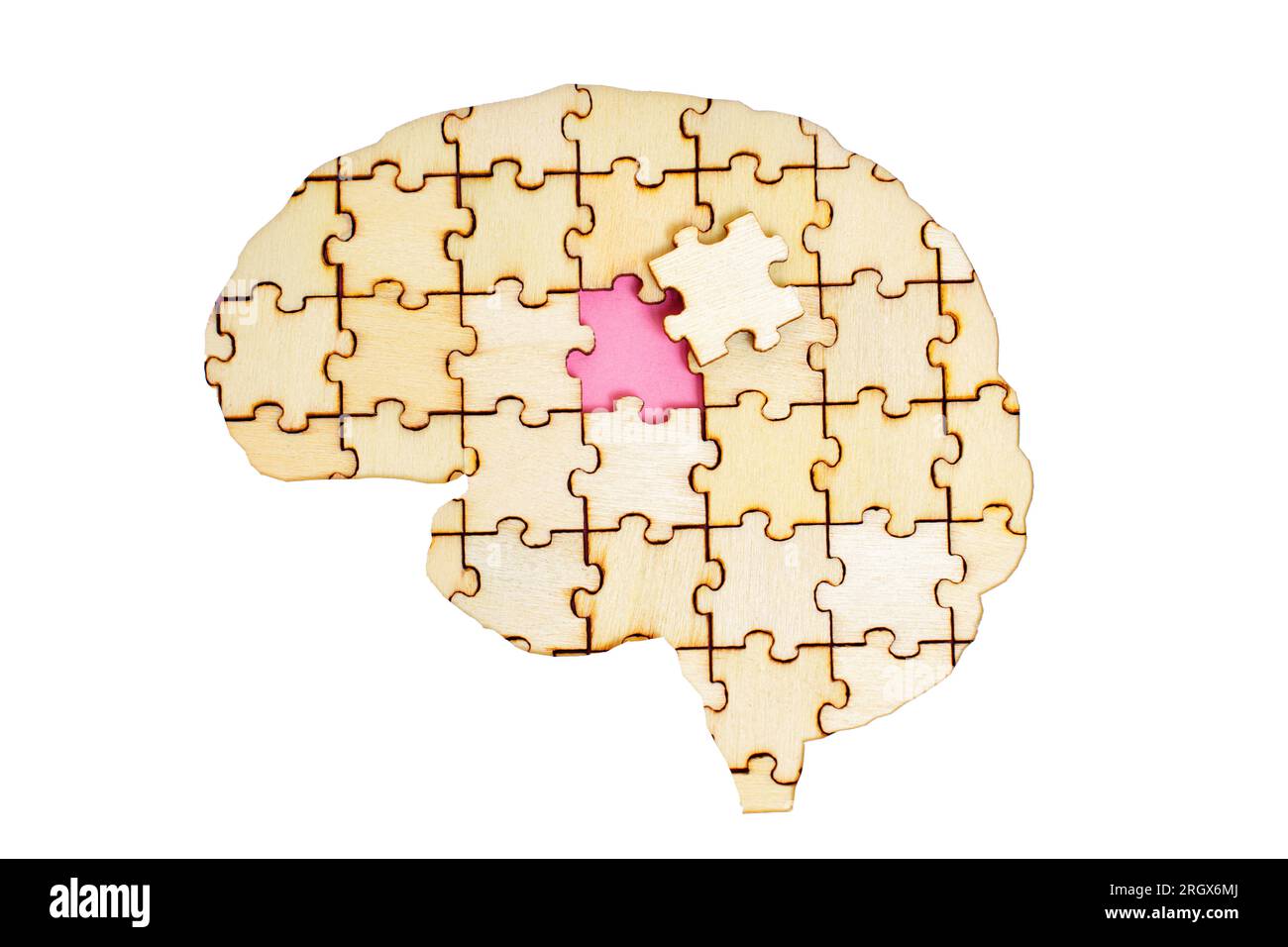 Modèle de cerveau humain arrangé à partir de pièces de puzzle en bois avec la pièce finale à mettre en place. Croissance personnelle et défis surmonter le concept Banque D'Images