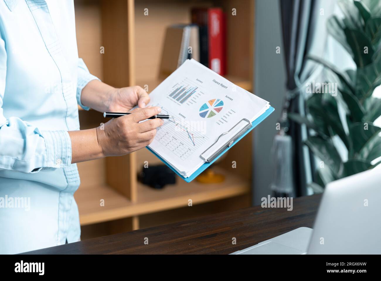 Femmes d'affaires travaillant à l'analyse, travaillent ensemble pour discuter des statistiques financières de l'entreprise, brainstorming des idées, et graphiques des documents sur la table. Banque D'Images