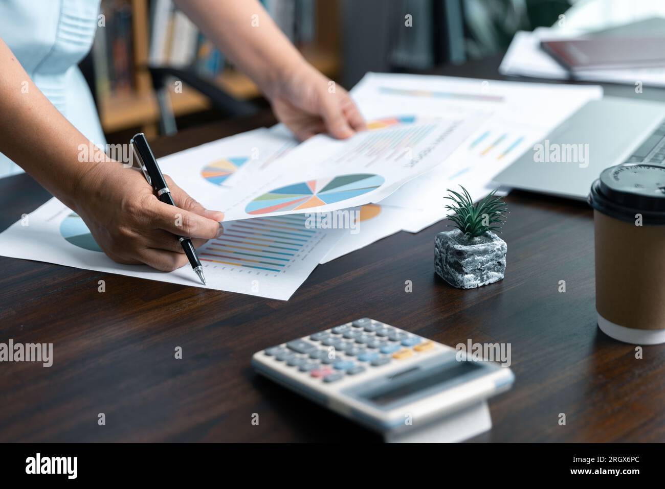 Femmes d'affaires travaillant à l'analyse, travaillent ensemble pour discuter des statistiques financières de l'entreprise, brainstorming des idées, et graphiques des documents sur la table. Banque D'Images