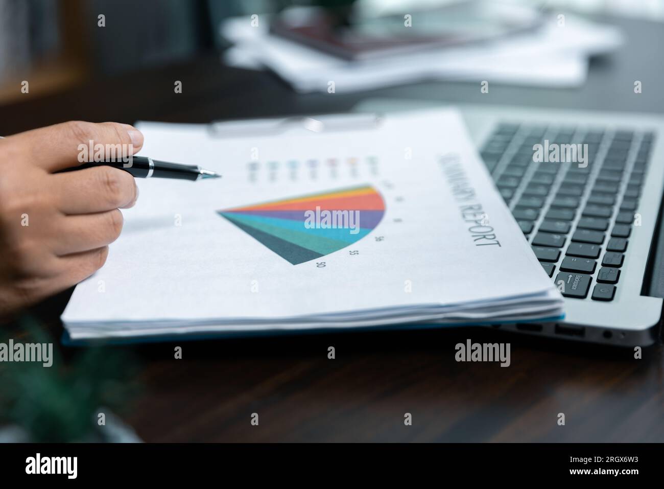 Femmes d'affaires travaillant à l'analyse, travaillent ensemble pour discuter des statistiques financières de l'entreprise, brainstorming des idées, et graphiques des documents sur la table. Banque D'Images