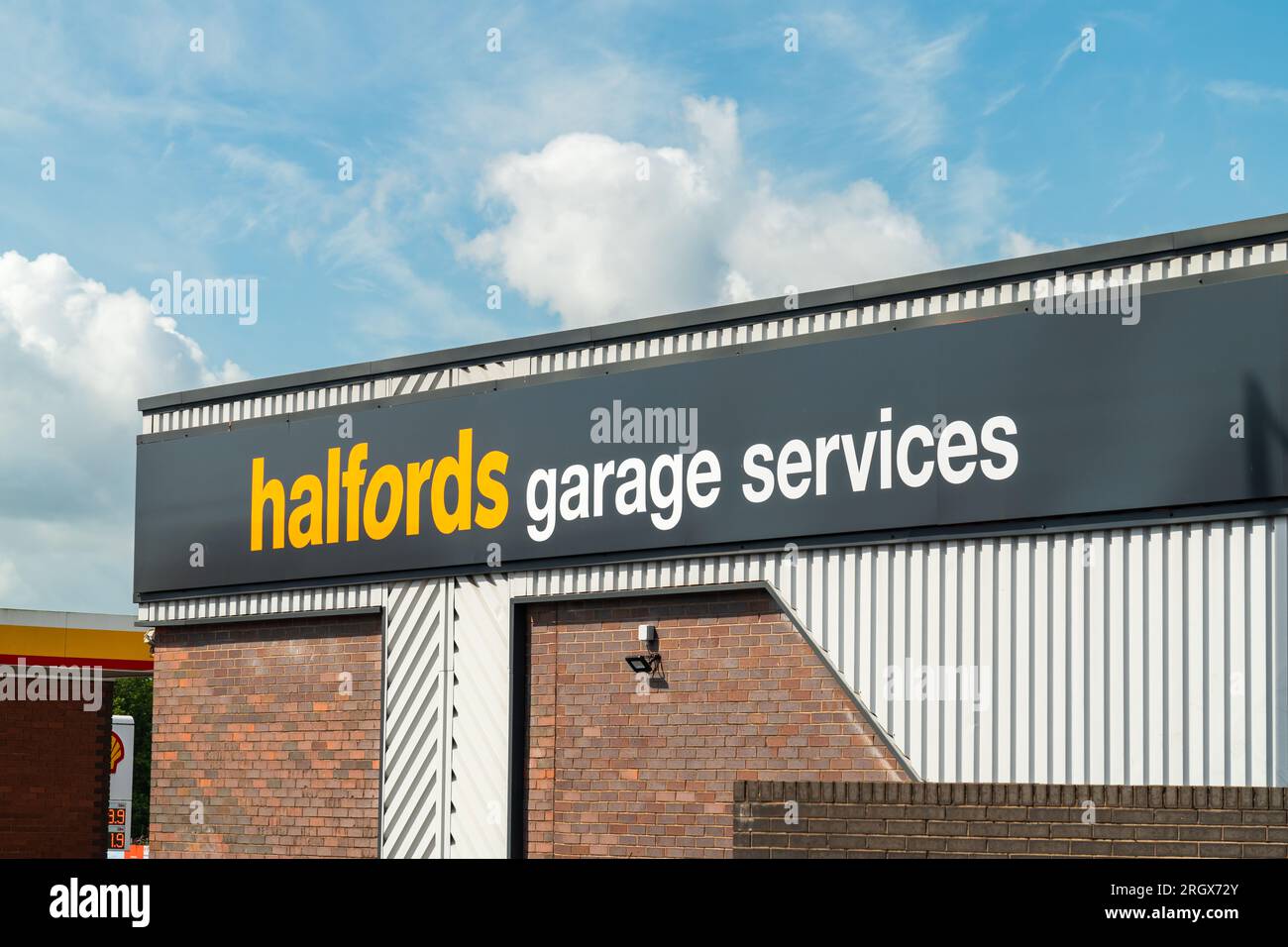 Wolverhampton, Royaume-Uni - août 11 2023 : signalisation extérieure de Halfords garage Services à Wolverhampton, Royaume-Uni Banque D'Images