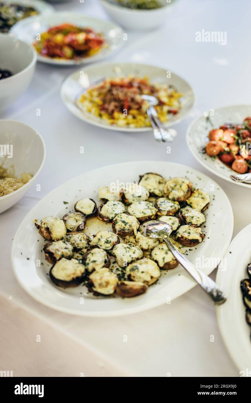 Champignons farcis sur une assiette Banque D'Images