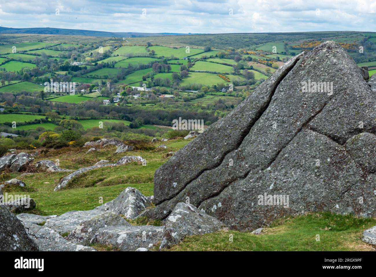 Une vue large de Bonehill à droite vers le bas à Widecombe dans la Moor et à travers les collines de Dartmoor dans la distance - le granit domine autour. Banque D'Images