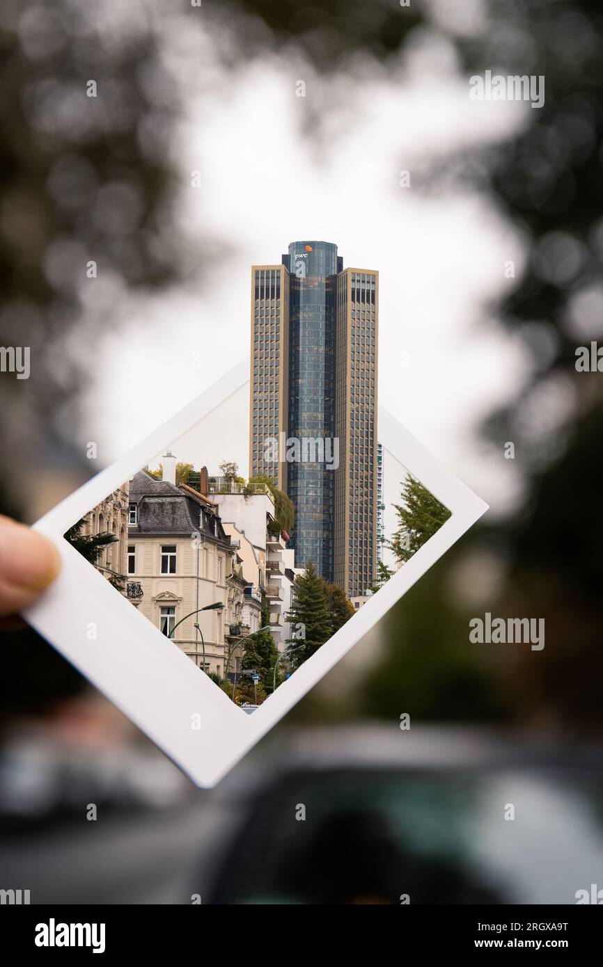 Perspectives à Francfort. Superbes vues sur les gratte-ciel et les gratte-ciel dans la soirée et au coucher du soleil. Super ambiance dans une méga ville Banque D'Images