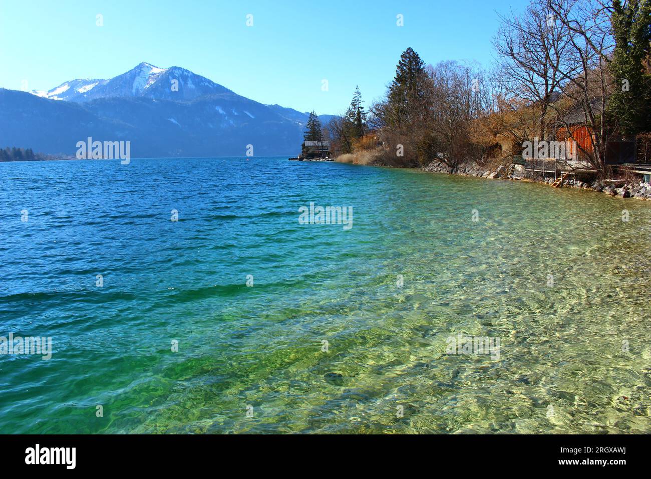 Lac Wolfgang à la fin de l'hiver ou au début du printemps. Hors saison sur Wolfgangsee (Autriche) Banque D'Images