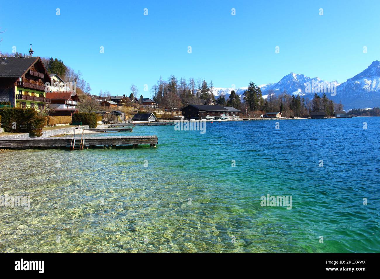 Cottages au bord du lac et maisons avec jetées à Wolfgangsee (lac Wolfgang) dans la région de Salzkammergut en Autriche en hiver Banque D'Images